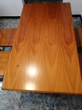 Mesa y 4 sillas de madera