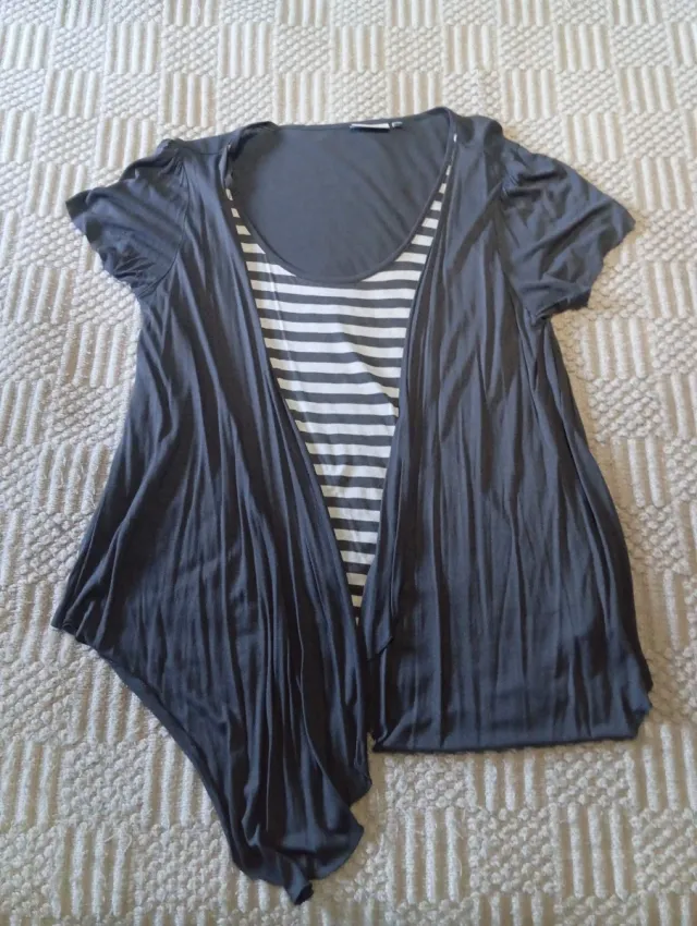 Camiseta de rayas gris y blanca