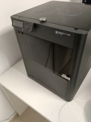 Impresora 3D Bambu Lab P1S Cerrada