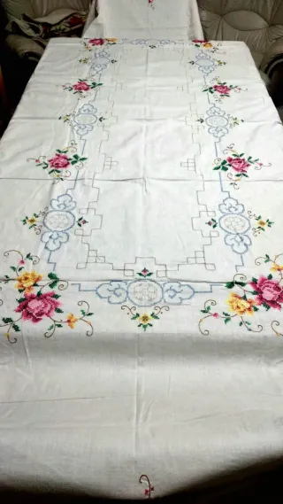 Tovaglia vintage ricamata 12 posti