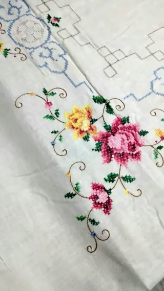 Tovaglia vintage ricamata 12 posti