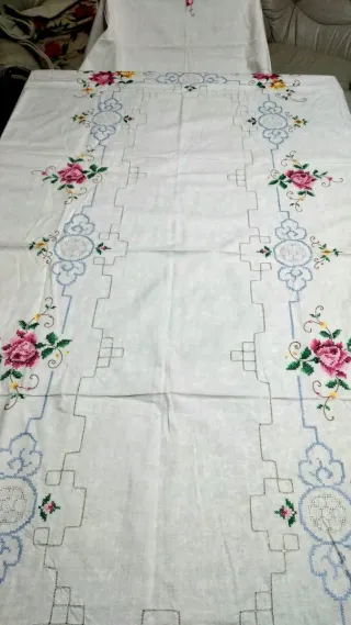 Tovaglia vintage ricamata 12 posti