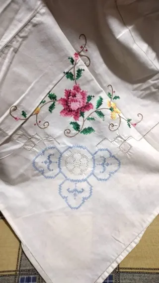 Tovaglia vintage ricamata 12 posti