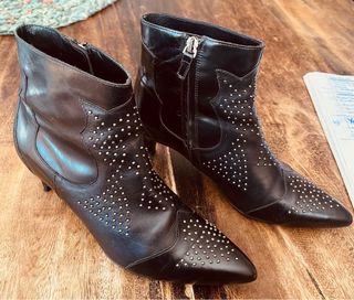 Botines Uterqüe negros tachuelas