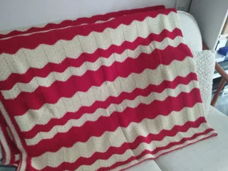 Manta tejida a mano zig-zag roja y beige