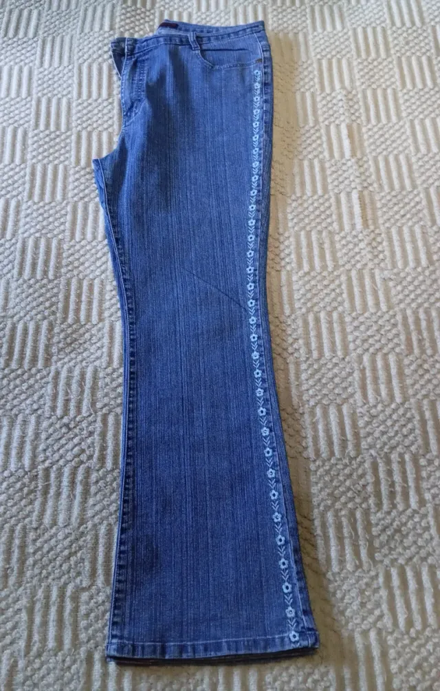 Vaqueros mujer con bordado floral elástico