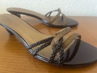 Sandalias tacón bajo marrón y dorado