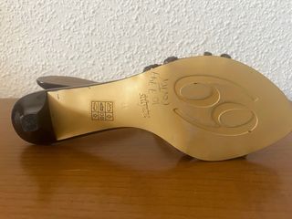 Sandalias tacón bajo marrón y dorado