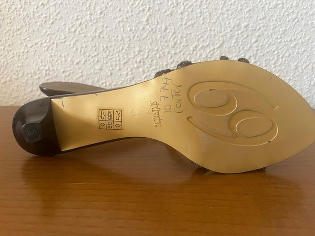 Sandalias tacón bajo marrón y dorado