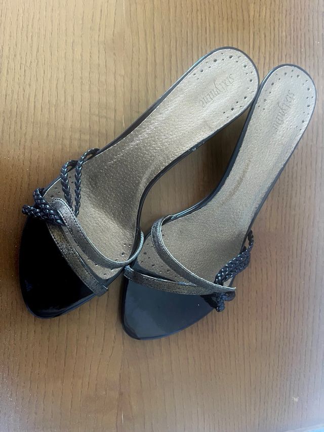 Sandalias tacón bajo marrón y dorado