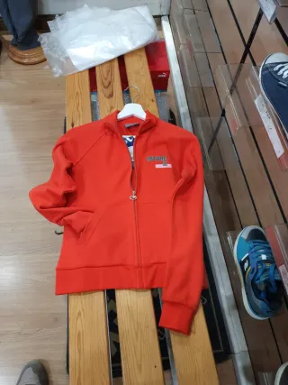 Sudadera roja con cremallera