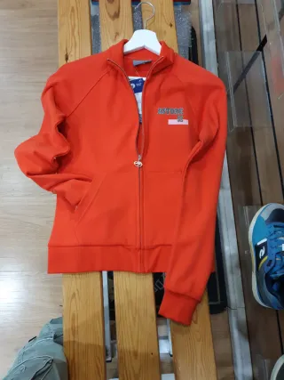 Sudadera roja con cremallera