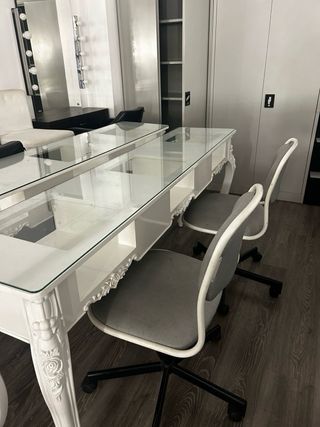 Estanterías hexagonales decorativas y mesa de uñas