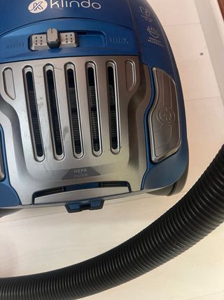 Aspiradora azul con cable