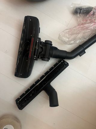 Aspiradora azul con cable