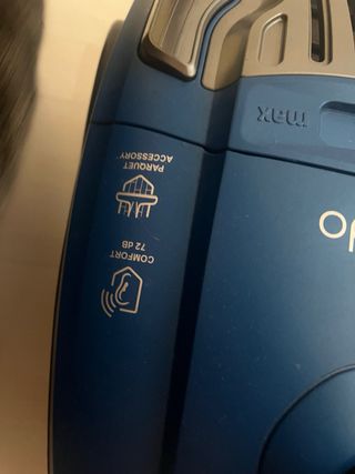 Aspiradora azul con cable