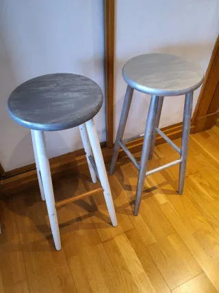 Dos taburetes Altos de madera de pino. 18 €/unidad