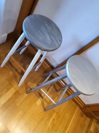 Dos taburetes Altos de madera de pino. 18 €/unidad