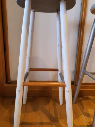 Dos taburetes Altos de madera de pino. 18 €/unidad