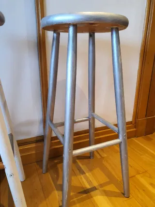 Dos taburetes Altos de madera de pino. 18 €/unidad