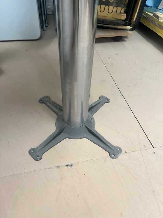 Tavolo rotondo in legno e acciaio