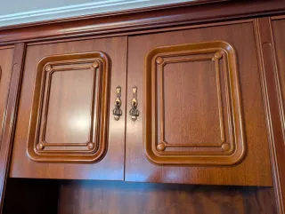 Mueble de salón de madera y cristal