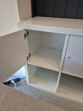 Cajonera blanca de madera con puertas,