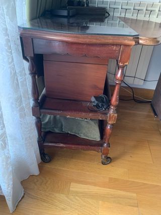 Cómoda camarera de madera y cristal