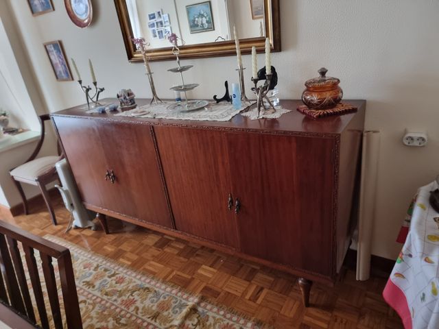 Aparador de madera y cristal