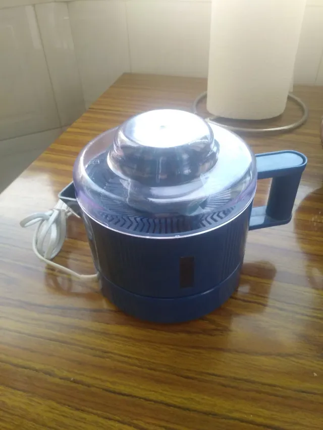 Exprimidor eléctrico azul