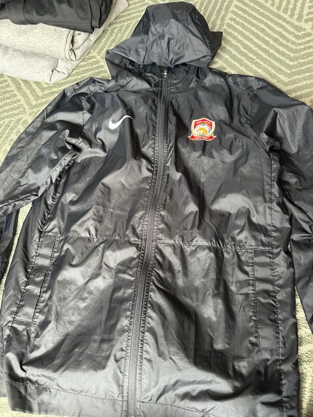 Chubasquero Nike Negro con Logo