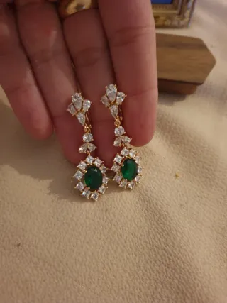 Pendientes chapados en oro con esmeralda