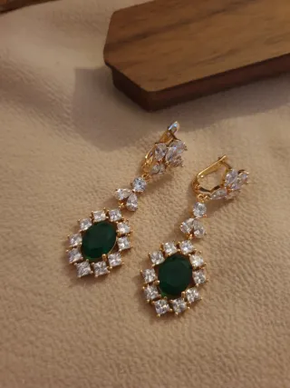 Pendientes chapados en oro con esmeralda