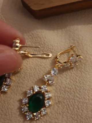Pendientes chapados en oro con esmeralda