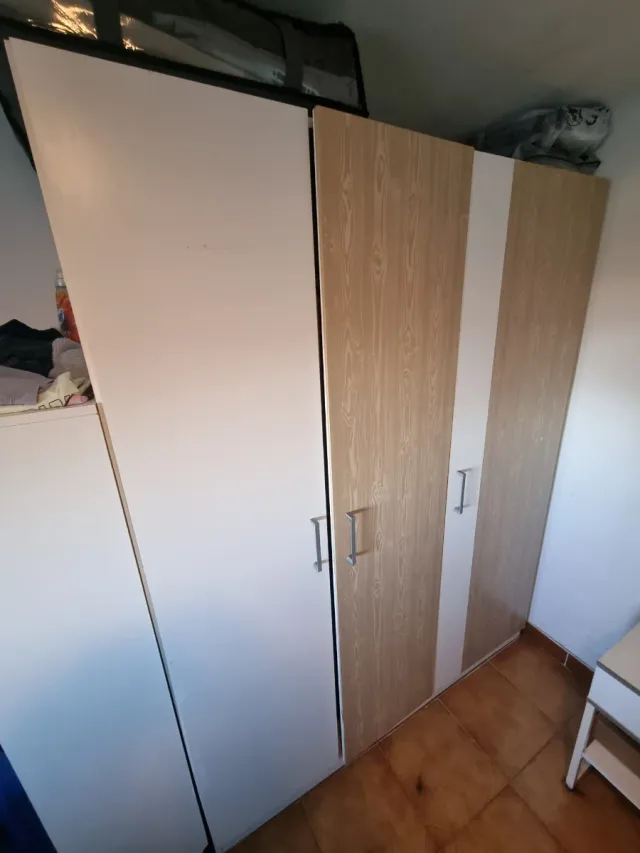 Armario puertas madera y blanco