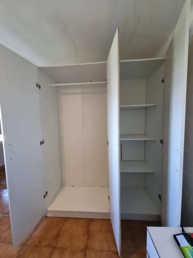 Armario puertas madera y blanco