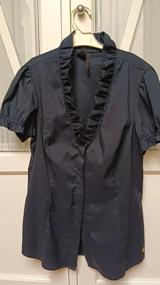 Blusa Mango azul marino con volantes