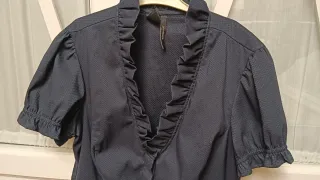 Blusa Mango azul marino con volantes