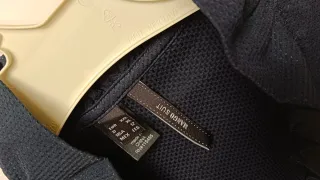 Blusa Mango azul marino con volantes