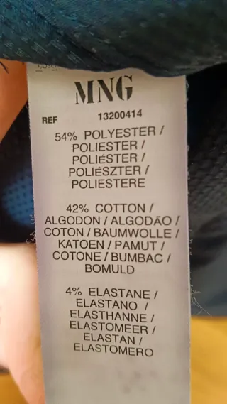 Blusa Mango azul marino con volantes