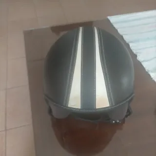 Casco de moto cuero con detalles