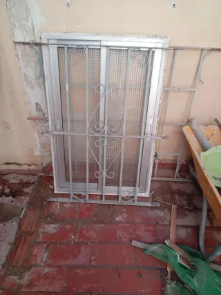 Ventana corredera aluminio con reja