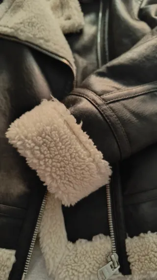 Cazadora efecto piel con borreguito