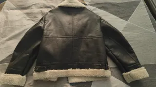 Cazadora efecto piel con borreguito