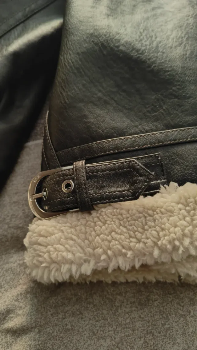 Cazadora efecto piel con borreguito