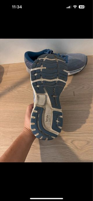 Zapatillas Brooks Azules y Amarillas modelo ghost