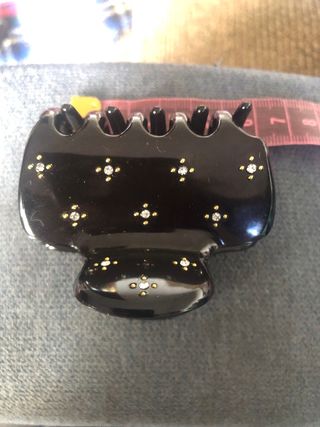 Pinza de pelo negra con adornos dorados
