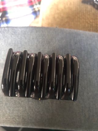 Pinza de pelo negra con adornos dorados