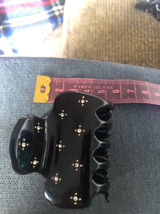 Pinza de pelo negra con adornos dorados