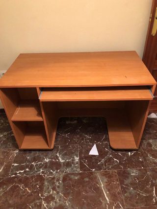 Mesa de ordenador de madera
